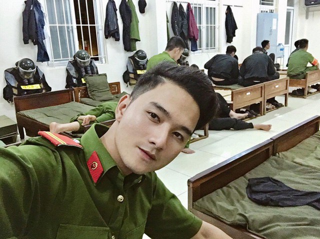 Bức ảnh Ngọc Anh trong bộ cảnh phục gây “sốt” mạng