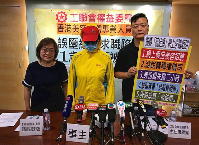 Bị lừa kết hôn với người đàn ông xa lạ ở đại lục, nạn nhân người Hong Kong (21 tuổi, mặc áo vàng) xuất hiện trong cuộc họp báo đầu tuần trước. Ảnh: Apple Daily.