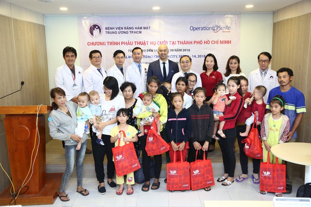 Đại diện VUS cùng các bác sĩ BV Răng Hàm Mặt Trung ương, Operation Smile tặng quà cho các trẻ tham gia đợt phẫu thuật lần này