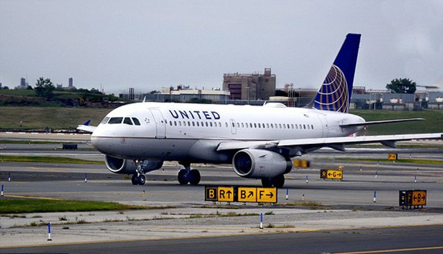 Máy bay của hãng Unites Airlines hạ cánh tại sân bay Glasgow, Scotland, sáng 23/8. Ảnh: Daily Record.