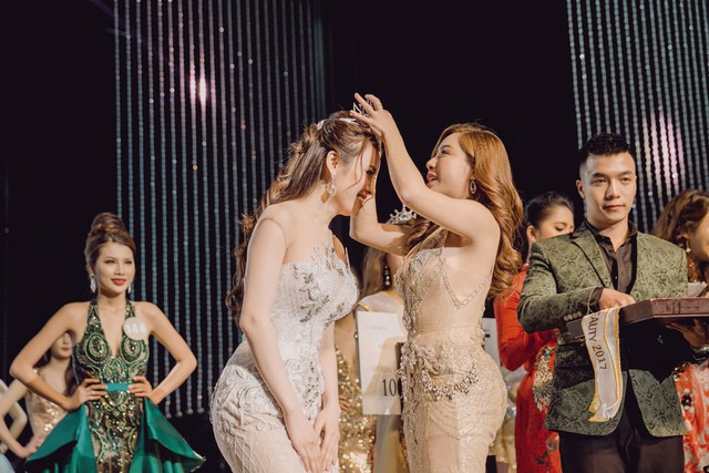 
Bà Mai Diệu Linh trao vương miện cho Thư Dung trong cuộc thi Hoa hậu Sắc đẹp hoàn mỹ toàn cầu 2017.     Ảnh: TL
