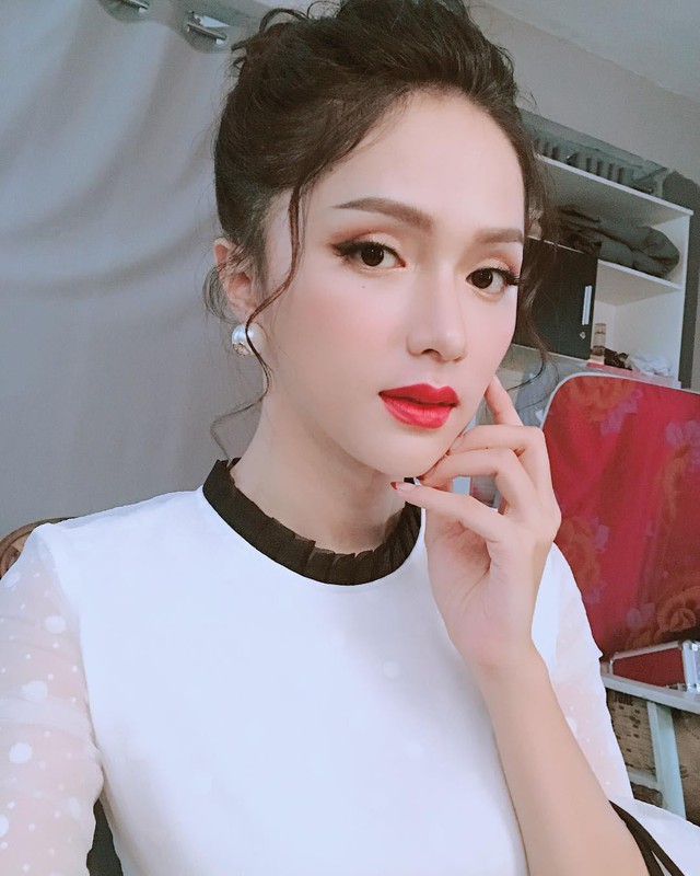 Dù không sở hữu một khuôn mặt V-line thon gọn, nên một mái tóc đánh rối búi cao, vài lọn tóc bay bay rủ xuống tạo cảm giác gương mặt mềm mại hơn.