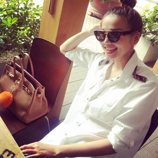 Thời trang thường ngày của cô rất đơn giản với mái tóc búi cao trẻ trung.
