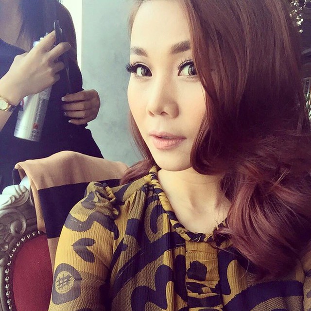 Tóc uốn sóng lọn to phù hợp với các bộ đầm dạ hội kiêu sa.