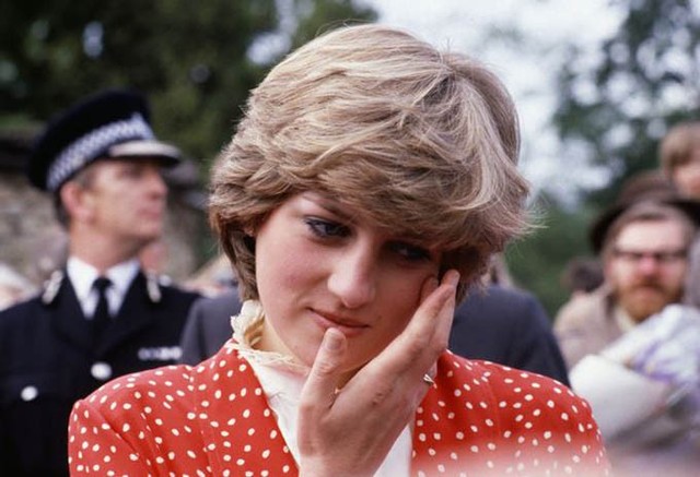 Ngày 31/8/1997, Công nương Diana qua đời ở tuổi 36 trong một vụ tai nạn xe hơi ở hầm Pont de lAlma, thuộc thủ đô Paris của Pháp. Cái chết đột ngột của bà không chỉ khiến Hoàng gia mà dân chúng Anh cũng như người hâm mộ trên khắp thế giới vô cùng thương tiếc. Ảnh: Popperfoto.