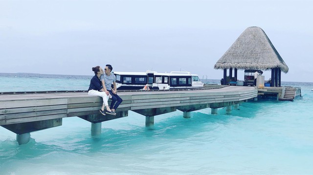 Ba tháng trước, cặp đôi đã có chuyến du lịch Maldives cùng nhau và vướng nghi vấn chụp hình cưới, tuy nhiên, cả hai đều không lên tiếng thừa nhận hay phủ nhận.