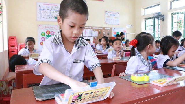 Học sinh sử dụng bộ đồ dùng học tập môn Tiếng Việt CNGD tại Trường tiểu học Vĩnh Trụ (huyện Lý Nhân, Hà Nam). (Ảnh: Đ. Cường)
