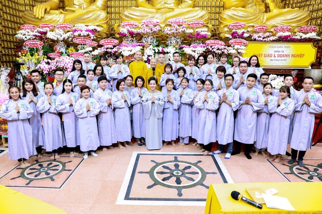 Bà Nguyễn Thị Thanh Tú (đứng giữa) và tập thể nhân viên tập đoàn TLM trong khóa tu Phật Giáo & Doanh nghiệp tại chùa Giác Ngộ ngày 10.9)