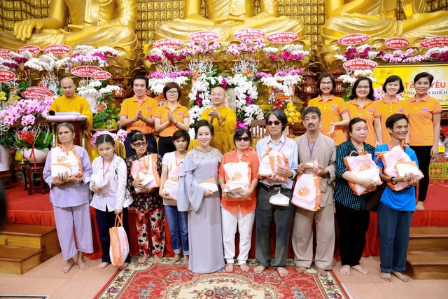 Bà Nguyễn Thị Thanh Tú – Chủ tịch HĐQT Tập đoàn TLM (Hàng đầu tiên, đứng thứ năm từ trái sang) trao phần quà yêu thương cho những người khiếm thị