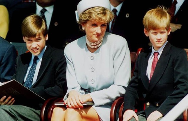Công nương Diana bên hai con trai, Hoàng tử William và Hoàng tử Harry, trong một sự kiện hồi năm 1995. Khi Diana mất hai năm sau đó, William mới 15 tuổi, còn Harry 12 tuổi. Ảnh: Hulton Archive.