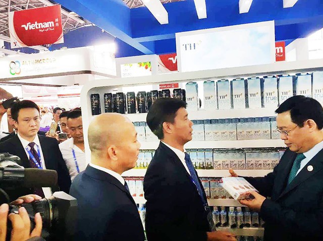 
Phó Thủ tướng Vương Đình Huệ, giới thiệu các sản phẩm sữa và thức uống tốt cho sức khỏe đến các quan khách Trung Quốc.
