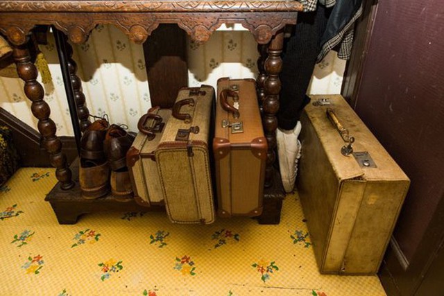 Tiền sảnh nhà xếp rất nhiều valy cổ.