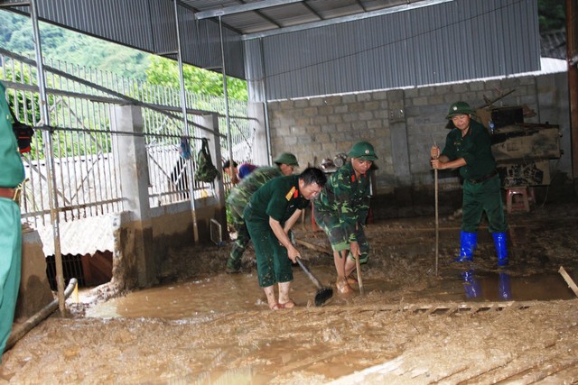 
Bộ đội giúp dân khắc phục hậu quả mưa lũ.
