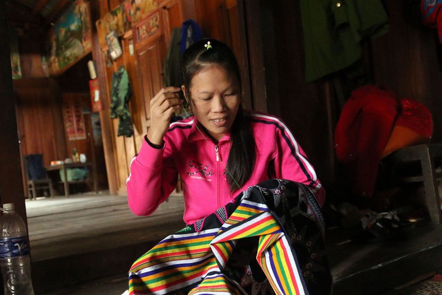 
Ngoài việc tuyên truyền chống nạn buôn người, chị Lữ Thị Tím còn “truyền nghề” thêu ren đồ thổ cẩm.     ẢNH: V. ĐỒNG

