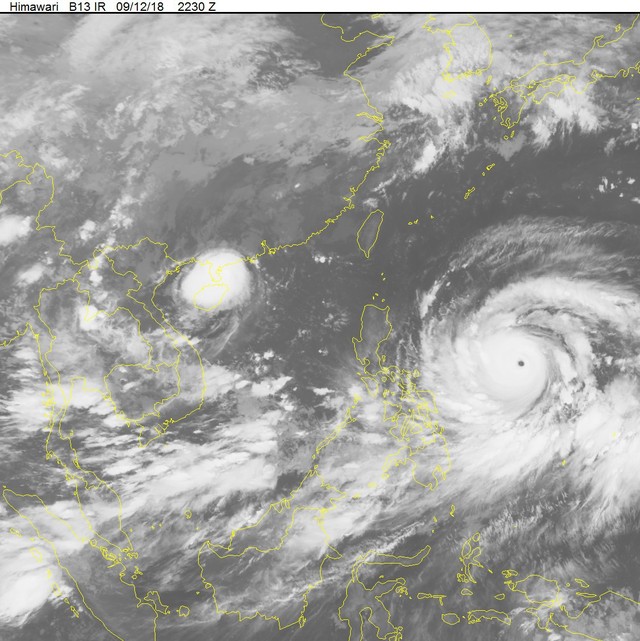 Ảnh vệ tinh 2 cơn bão đang nối đuôi vào biển Đông. Ảnh: NCHMF