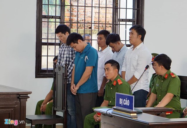 5 bị cáo tại tòa sáng 13/9. Ảnh: Huỳnh Hải.