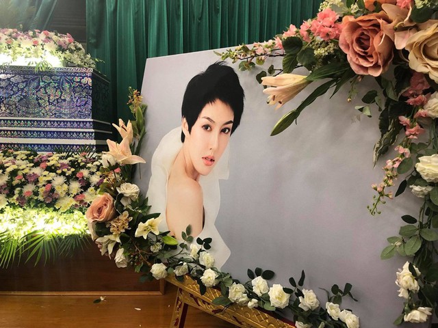 Theo Thairath, người đẹp Thái Lan Kanyakorn Supakarnkacharoen (Kay Lederer) qua đời sau khi uống thuốc diệt cỏ tự tử và nhảy xuống từ tầng ba một tòa nhà ở Bangkok. Sau cái chết bất ngờ của người đẹp 30 tuổi, gia đình cô vẫn không thể tin đây là sự thật. Lễ viếng Kay Lederer được tổ chức tại Bangkok.