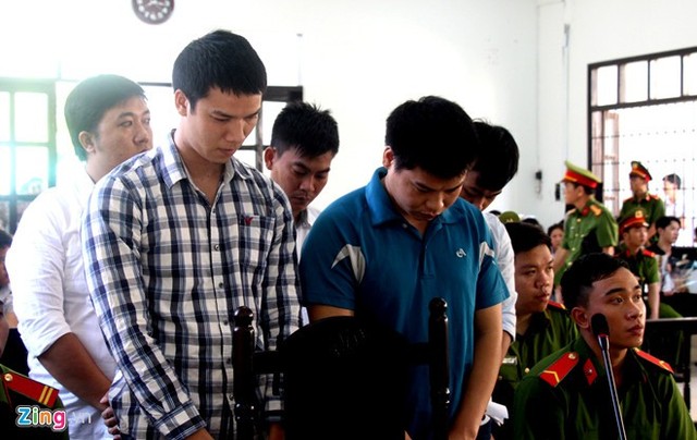 
5 cựu cảnh sát bị cáo buộc đánh chết bị can tại nhà tạm giữ của Công an TP Phan Rang - Tháp Chàm. Ảnh: Huỳnh Hải.
