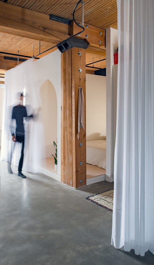 Phần cấu trúc bằng gỗ đem lại sự ấm áp và tương phản bên trong căn hộ.