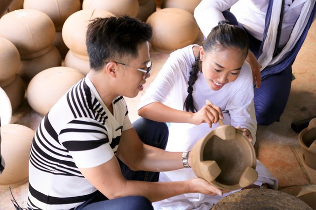 Sau đó, Đoan Trang ghé đến xóm Lò Nồi nổi tiếng hơn 100 năm để tham quan quy trình sản xuất và chế tạo đúc nồi làm bằng đất sét.