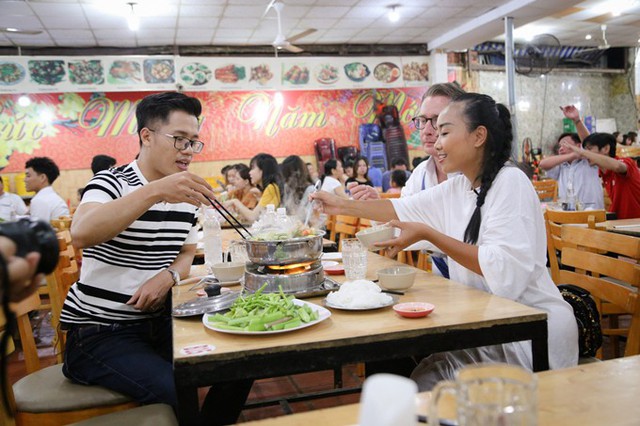 Êkíp thưởng thức món lẩu tôm đặc sản của Biên Hòa.