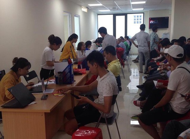 Sáng 14/9, hàng trăm lượt tài xế đổ xô đi đăng kí tại văn phòng số 2 Vương Thừa Vũ (Thanh Xuân, Hà Nội). Ảnh: N.Hiếu