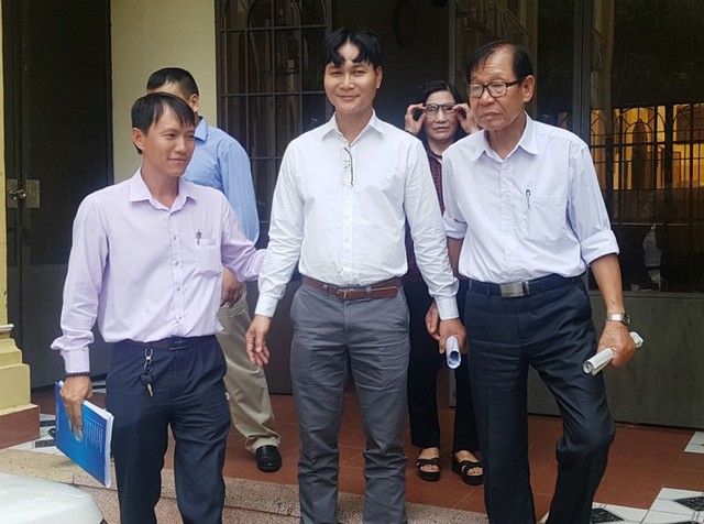 
Ông Vinh (giữa) tại trụ sở TAND tỉnh Đồng Nai. Ảnh: VH
