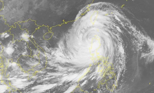 
Siêu bão Mangkhut mạnh cấp 15, giật trên cấp 17 đang tạo ra vùng gió mạnh đặc biệt nguy hiểm trên vùng biển bắc Biển Đông. Ảnh: Trung tâm dự báo khí tượng thủy văn quốc gia.
