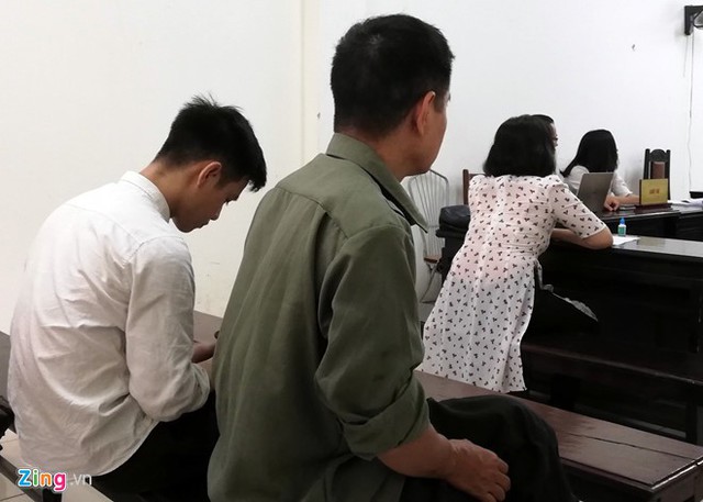 Cha con ông Tiến ngồi sát bục nơi nữ bị cáo (trong ảnh) hầu tòa. Ảnh: Hoàng Lam.