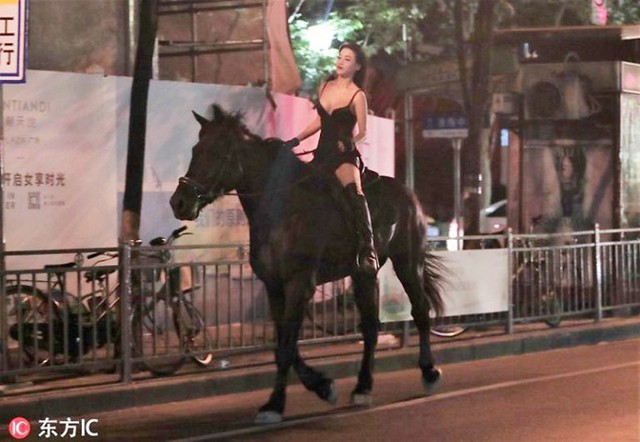 Cô gái 26 tuổi cưỡi ngựa trên đường phố Thượng Hải lúc 23h ngày 11/9. Ảnh: Sohu.
