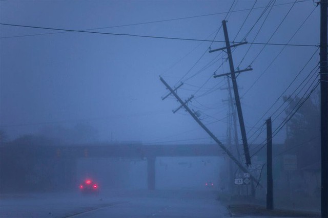 Bắc Carolina tả tơi vì siêu bão Florence, Philippines oằn mình chịu bão