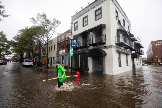 Bắc Carolina tả tơi vì siêu bão Florence, Philippines oằn mình chịu bão