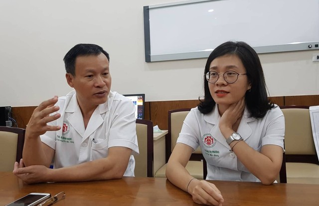 
BS Nguyễn Minh Ngọc trao đổi cùng BS Hoàng Thị Phương, sau khi nữ bác sĩ này trở lại vị trí công việc là BS khoa Tai - Mũi - Họng (BV 108)
