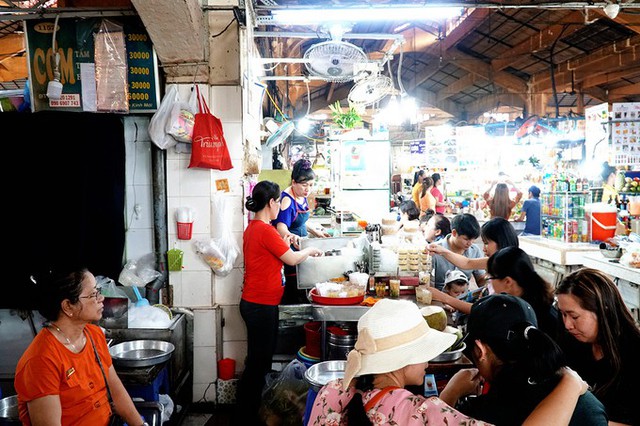 Theo chủ sạp ch&egrave; nhỏ nằm trong g&oacute;c chợ Bến Th&agrave;nh, qu&aacute;n mở từ năm 1968, đến nay vừa tr&ograve;n 50 năm. C&aacute;c c&ocirc;ng đoạn nấu ch&egrave; được l&agrave;m tại nh&agrave; ở quận 10. Mỗi ng&agrave;y ch&uacute;ng t&ocirc;i bắt đầu nấu từ khoảng 1h30 để kịp mang ra b&aacute;n l&uacute;c 6h, chị Linh, nh&acirc;n vi&ecirc;n qu&aacute;n n&oacute;i.