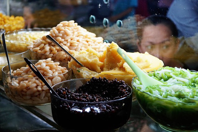 Qu&aacute;n c&oacute; hơn 20 loại ch&egrave; kh&aacute;c nhau như sương sa hột lựu, nh&atilde;n nhục, hạt sen, b&aacute;nh lọt nước dừa, b&aacute;nh chuối... được biến tấu theo sở th&iacute;ch của kh&aacute;ch. Bạn c&oacute; thể chọn bất kỳ loại n&agrave;o cho v&agrave;o ch&egrave;, nếu kh&ocirc;ng th&iacute;ch ăn theo thực đơn. Chủ h&agrave;ng cho biết đang triển khai 3 m&oacute;n mới để thu h&uacute;t thực kh&aacute;ch.