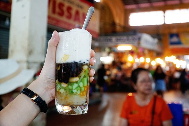 Ly ch&egrave; thập cẩm thơm m&ugrave;i sầu ri&ecirc;ng c&oacute; gi&aacute; 27.000 đồng được nhiều thực kh&aacute;ch lựa chọn. Ch&egrave; ở đ&acirc;y kh&ocirc;ng qu&aacute; ngọt n&ecirc;n t&ocirc;i ăn 2 ly m&agrave; vẫn kh&ocirc;ng thấy ng&aacute;n, một du kh&aacute;ch chia sẻ.