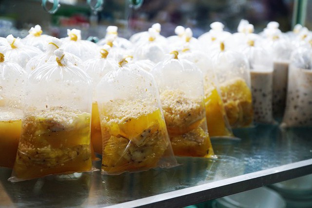 Qu&aacute;n cũng b&aacute;n mang đi cho người c&oacute; nhu cầu. Kh&aacute;ch quen mua một lần chục bịch ch&egrave; mang về l&agrave; điều thường thấy ở đ&acirc;y.