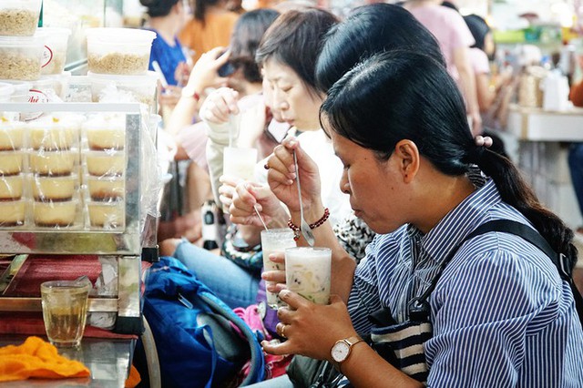Qu&aacute;n mở đến 6h chiều. Bạn cũng c&oacute; thể kết hợp thăm th&uacute; chợ Bến Th&agrave;nh sau khi ăn ch&egrave;.