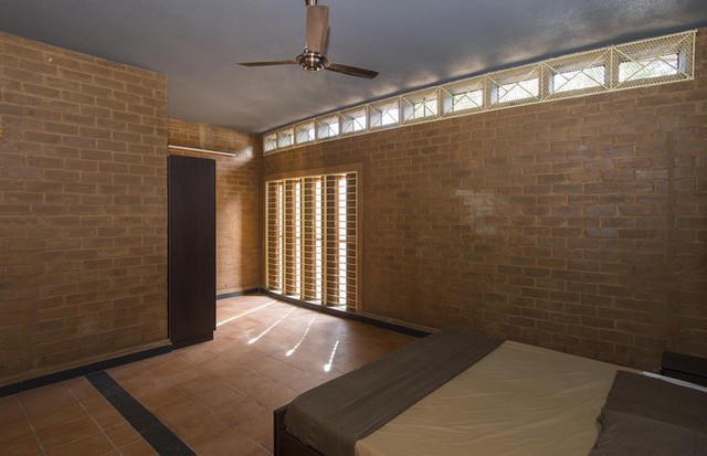 Phòng ngủ đơn giản. Nội thất trong phòng có tông màu phù hợp với màu tường làm từ gạch bùn.
