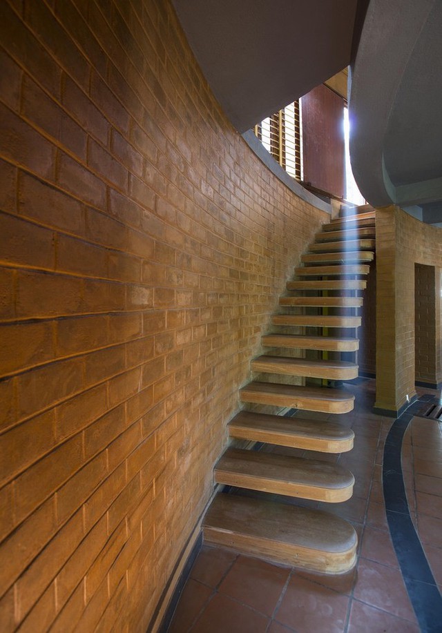 Cầu thang cũng được làm từ loại gạch bùn CSEB.