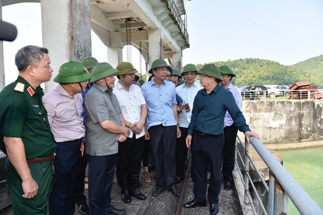 Phó thủ tướng Trịnh Đình Dũng cùng đoàn công tác kiểm tra tại hồ Yên Lập, hồ nước ngọt nhân tạo lớn nhất tỉnh Quảng Ninh. Ảnh: Nhật Bắc.