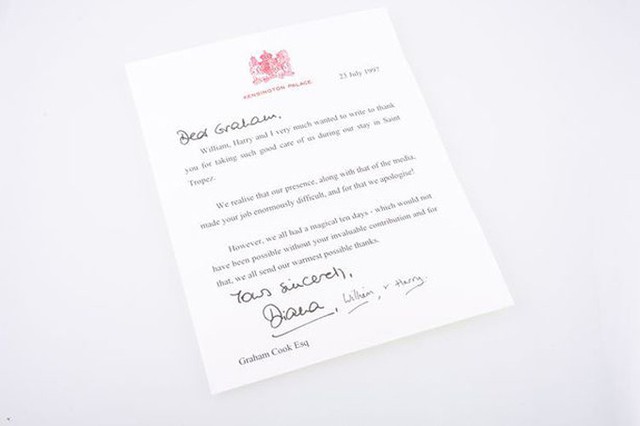 Lá thư Diana gửi ngày 23/7/1997 cho vệ sĩ Graham Cook để cảm ơn vì đã bảo vệ bà cùng hai con, hơn một tháng trước khi công nương qua đời. Ảnh: BPM Media.