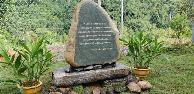 Triết lý giáo dục của nhà giáo Văn Như Cương được khắc vào viên đá, đặt tại điểm trường Nà Ngao (Hà Giang).