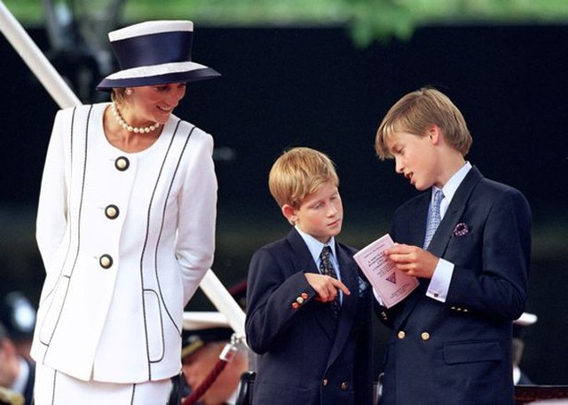 Diana và Hoàng tử William, Harry tham dự lễ kỷ niệm 50 năm Ngày chiến thắng Đức Quốc xã, 9/5/1995. Ảnh: UK Press.