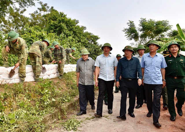 Phó thủ tướng Trịnh Đình Dũng thị sát ở Quảng Ninh. Ảnh: Nhật Bắc.