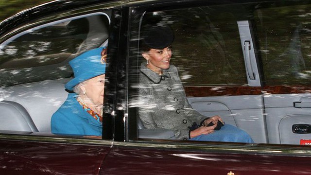 Nữ công tước xứ Cambridge đắp chăn khi ngồi cùng xe Nữ hoàng đi lễ nhà thờ ở Scotland sáng 26/8. Ảnh: PA.