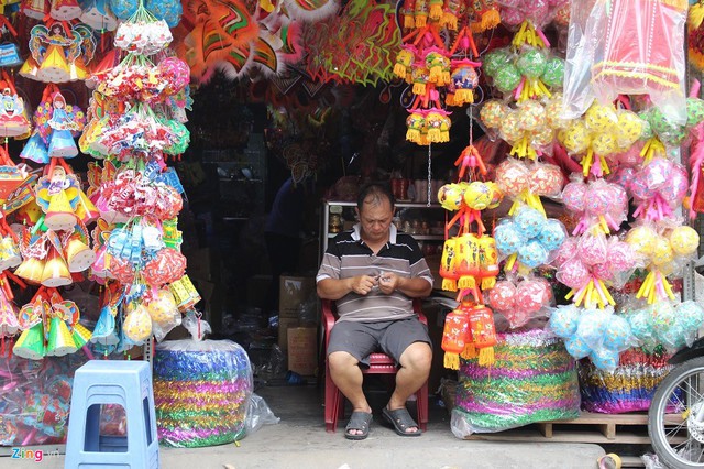 Nhiều nghệ nhân làng lồng đèn Phú Bình cho hay sản phẩm Trung Quốc ồ ạt xuất hiện khiến thời gian đầu họ phải điêu đứng. Ảnh: Phúc Minh.