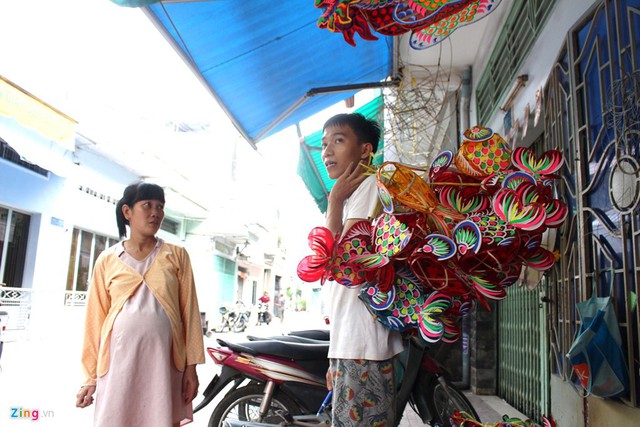 Năm nay, những nghệ nhân làng lồng đèn Phú Bình ai cũng vui mừng khi trẻ em và người dùng đã trở lại với lồng đèn truyền thống. Ảnh: Phúc Minh.