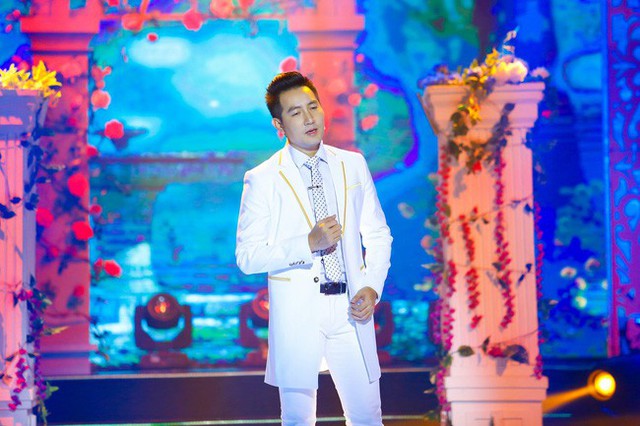 Nam ca sĩ Nguyễn Phi Hùng thể hiện hai ca khúc Đường xưa và Lối cũ ta về.