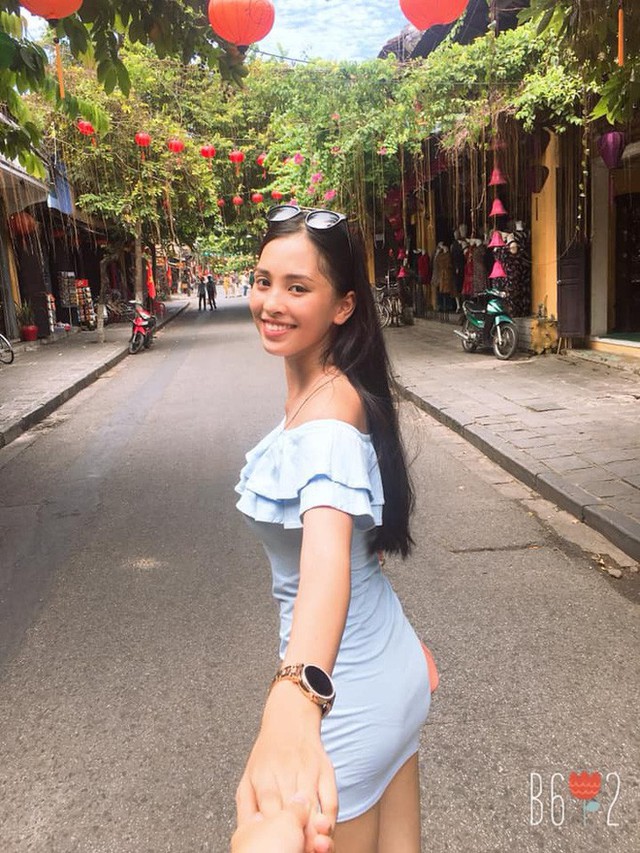 Ngay khi còn là một cô học sinh trường Vạn Hạnh, Tiểu Vy đã được chú ý bởi nhan sắc có nhiều nét lai Tây hiện đại, nổi bật.